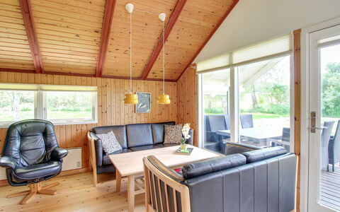 Ejvi - 700M from the Sea: Pavimentazione, Parete, Pavimento, Interior Design, Legna, Soffitto, Pavimento In Legno, Illuminazione, Mobilia, Pavimento Laminato