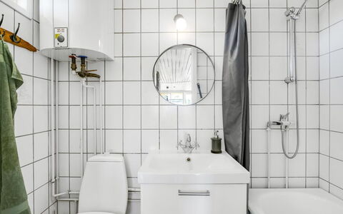 Uffi - 300M from the Sea: Interior Design, Idraulico Fixture, Pavimentazione, Bagno, Pavimento, Idraulico, Lavello, Rubinetto, Camera, Lavandino Del Bagno
