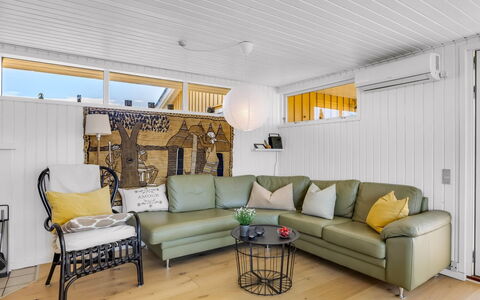 Uffi - 300M from the Sea: Interior Design, Pavimentazione, Legna, Divano, Pavimento, Mobilia, Soffitto, Pavimento In Legno, Soggiorno, Illuminazione