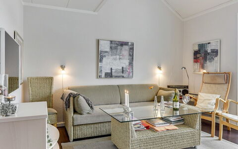 Enrica - 1Km from the Sea: Mobilia, Interior Design, Divano, Pavimentazione, Soggiorno, Pavimento, Camera, Tavolo, Illuminazione, Casa