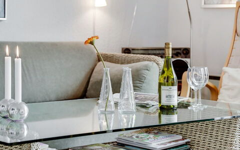 Enrica - 1Km from the Sea: Mobilia, Interior Design, Tavolo, Divano, Soggiorno, Illuminazione, Casa, Vaso Di Fiori, Vaso, Lampada