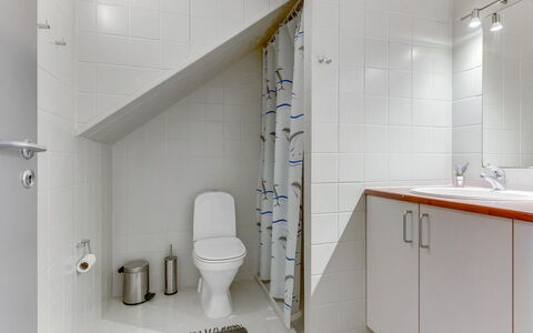 Enrica - 1Km from the Sea: Bagno, Pavimentazione, Idraulico Fixture, Parete, Pavimento, Interior Design, Lavello, Gabinetto, Rubinetto, Idraulico