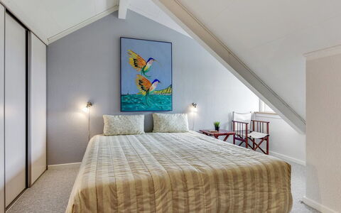 Enrica - 1Km from the Sea: Interior Design, Pavimentazione, Pavimento, Letto, Camera Da Letto, Mobilia, Soffitto, Legna, Biancheria, Tessile