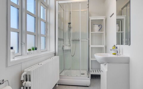 Starki - 800M from the Sea: Bagno, Idraulico Fixture, Interior Design, Pavimentazione, Pavimento, Camera, Lavello, Idraulico, Gabinetto, Rubinetto