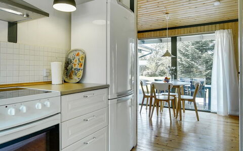 Morle - 600M from the Sea: Cucina, Elettrodomestico Da Cucina, Interior Design, Controsoffitto, Apparecchio Major, Mobilia, Pavimentazione, Legna, Soffitto, Cabinetry