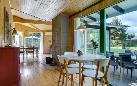 Morle - 600M from the Sea: Legna, Soffitto, Mobilia, Cucina & Sala Da Pranzo Tavolo, Interior Design, Sedia, Pavimentazione, Sala Da Pranzo, Casa, Lampada