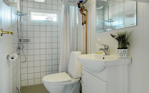 Morle - 600M from the Sea: Idraulico Fixture, Bagno, Lavandino Del Bagno, Lavello, Interior Design, Toilet Seat, Gabinetto, Pavimentazione, Pavimento, Idraulico