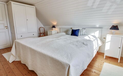Iivari - 1.5Km from the Sea: Camera Da Letto, Pavimentazione, Legna, Letto, Pavimento, Pavimento In Legno, Lenzuolo, Bedding, Interior Design, Soffitto