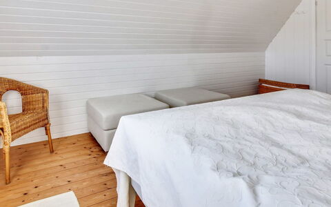 Iivari - 1.5Km from the Sea: Pavimentazione, Pavimento, Legna, Camera Da Letto, Letto, Interior Design, Lenzuolo, Pavimento In Legno, Soffitto, Bedding