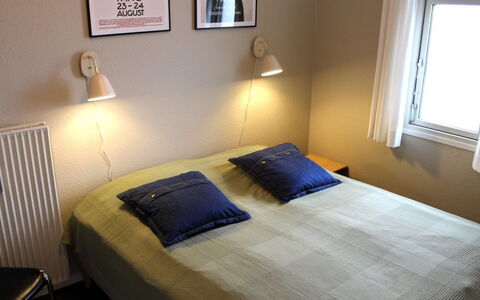 Benite - 50M from the Sea: Letto, Camera Da Letto, Mobilia, Bedding, Lenzuolo, Biancheria, Interior Design, Paralume, Pavimento, Tessile