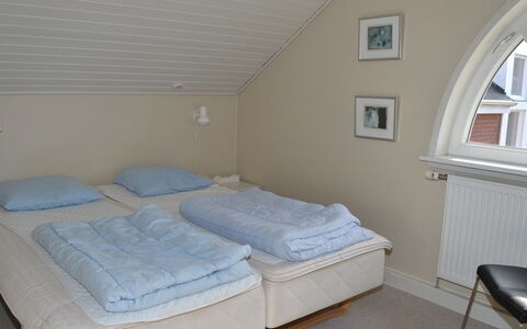 Eick - 2.5Km from the Sea: Legna, Camera Da Letto, Interior Design, Pavimento, Letto, Tessile, Mobilia, Lenzuolo, Pavimentazione, Bedding