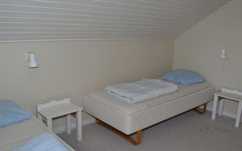 Eick - 2.5Km from the Sea: Legna, Pavimento, Camera Da Letto, Tessile, Pavimentazione, Letto, Mobilia, Lenzuolo, Interior Design, Biancheria