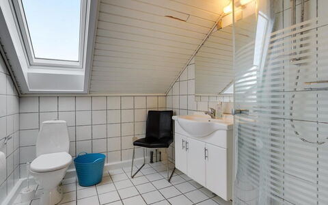 Eick - 2.5Km from the Sea: Pavimentazione, Idraulico Fixture, Pavimento, Idraulico, Soffitto, Bagno, Piastrella, Rubinetto, Lavello