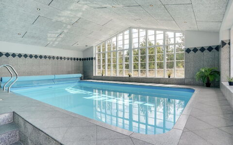 Nana - 4Km from the Sea: Pavimentazione, Interior Design, Pavimento, Mobilia, Soffitto, Piscina, Materiale Composito, Ricorrere, Piastrella, Design