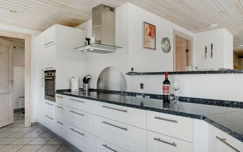 Nana - 4Km from the Sea: Cucina, Pavimentazione, Controsoffitto, Legna, Cabinetry, Interior Design, Pavimento, Soffitto, Elettrodomestico Da Cucina, Casa