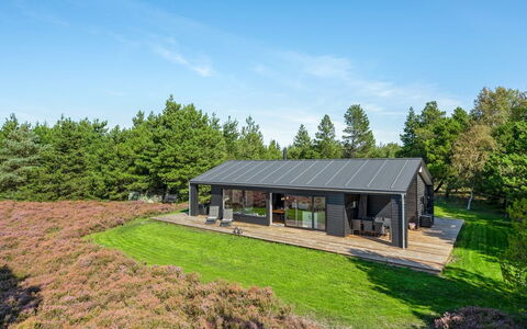 Tea - 2.7Km from the Sea: Arbusto, Urban Design, Groundcover, Brick, Appartamento, Estate, Muratura, Balcone, Landscaping
