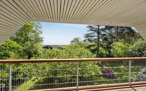 Iiro - 2.5Km from the Sea: Legna, Latifoglie, Corrimano, Color Legno, Plank, Deck, Portico, Balcone, Shade, Struttura Esterna