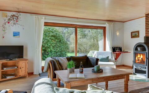 Iiro - 2.5Km from the Sea: Mobilia, Interior Design, Pavimentazione, Divano, Pavimento, Legna, Camera, Soggiorno, Soffitto, Tavolo