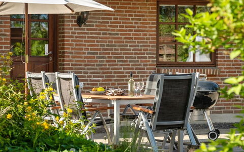 Iiro - 2.5Km from the Sea: Mobilia, Sedia, Mobili Da Esterno, Tavolo, Tavolo Esterno, Cucina & Sala Da Pranzo Tavolo, Giardino, Terrazza, Cortile, Backyard