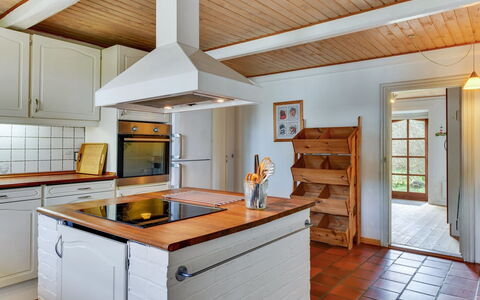 Iiro - 2.5Km from the Sea: Cucina, Pavimentazione, Interior Design, Legna, Controsoffitto, Pavimento, Mobilia, Cabinetry, Soffitto, Elettrodomestico Da Cucina