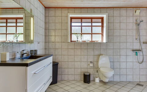 Iiro - 2.5Km from the Sea: Pavimentazione, Idraulico Fixture, Pavimento, Interior Design, Lavello, Soffitto, Rubinetto, Bagno, Idraulico, Piastrella