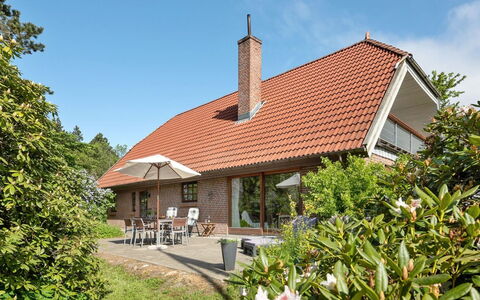 Iiro - 2.5Km from the Sea: Casa, Villetta, Portico, Latifoglie, Raccordo, Deck, Shade, Plank, Estate, Edifici Giardino