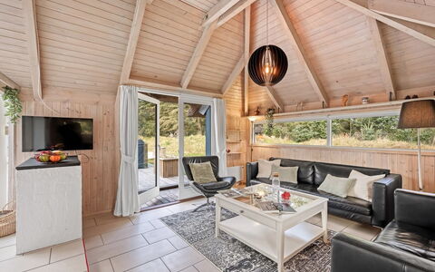 Kenny - 1.2Km from the Sea: Legna, Soffitto, Interior Design, Casa, Pavimentazione, Soggiorno, Camera, Pavimento, Villetta, Divano