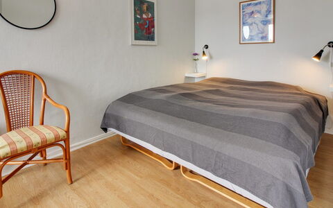 Thoni - 200M from the Sea: Mobilia, Letto, Interior Design, Pavimento, Pavimentazione, Camera Da Letto, Parete, Legna, Lenzuolo, Camera