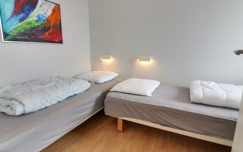 Thoni - 200M from the Sea: Letto, Camera Da Letto, Pavimento, Lenzuolo, Bedding, Pavimentazione, Legna, Interior Design, Camera, Telaio Del Letto
