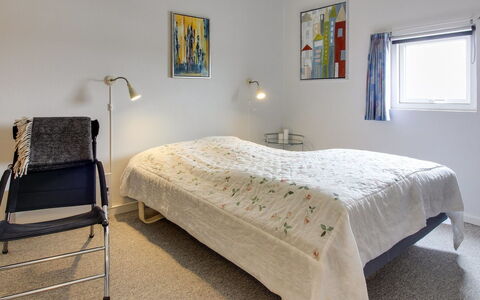 Thoni - 200M from the Sea: Mobilia, Letto, Interior Design, Pavimento, Pavimentazione, Camera Da Letto, Parete, Soffitto, Lenzuolo, Legna