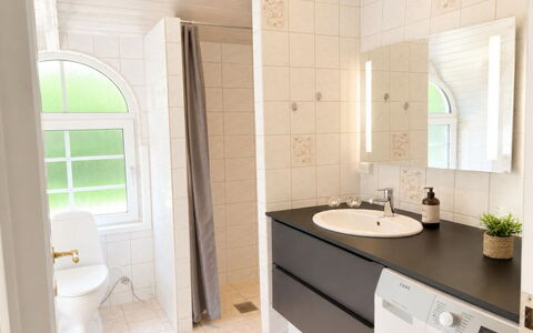 Pasi - 1.2Km from the Sea: Pavimentazione, Pavimento, Interior Design, Idraulico Fixture, Bagno, Mobiletto Del Bagno, Idraulico, Piastrella, Rubinetto, Camera