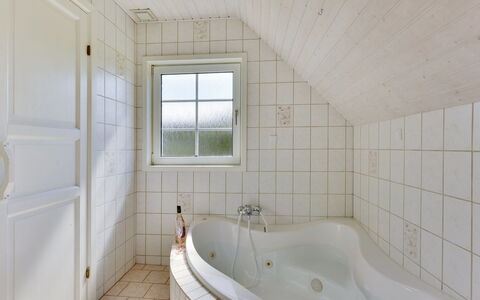 Pasi - 1.2Km from the Sea: Idraulico Fixture, Bagno, Vasca Da Bagno, Pavimentazione, Soffitto, Pavimento, Idraulico, Materiale Composito, Piastrella, Rubinetto