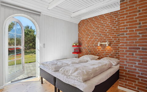 Pasi - 1.2Km from the Sea: Camera Da Letto, Legna, Letto, Bedding, Soffitto, Lenzuolo, Telaio Del Letto, Interior Design, Pavimento, Brick