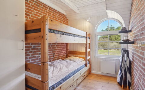 Pasi - 1.2Km from the Sea: Legna, Letto A Castello, Pavimento, Camera Da Letto, Color Legno, Soffitto, Appartamento, Latifoglie, Letto, Dormitorio