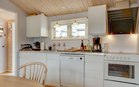 Stener - 250M from the Sea: Cucina, Elettrodomestico Da Cucina, Controsoffitto, Legna, Apparecchio Major, Pavimentazione, Interior Design, Mobilia, Soffitto, Cabinetry