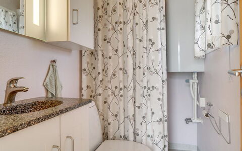 Stener - 250M from the Sea: Idraulico Fixture, Bagno, Interior Design, Pavimentazione, Pavimento, Lavandino Del Bagno, Idraulico, Rubinetto, Tenda Doccia, Gabinetto