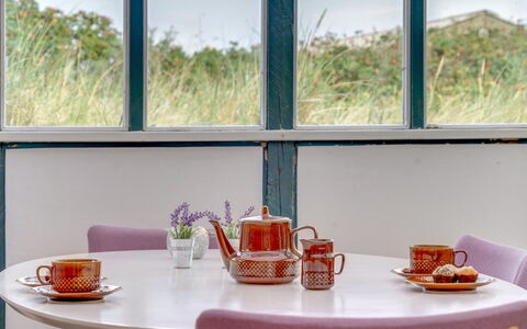 Stener - 250M from the Sea: Mobilia, Tavola, Interior Design, Tavolo, Serveware, Rosa, Porcellana, Sala Da Pranzo, Dishware, Cucina & Sala Da Pranzo Tavolo