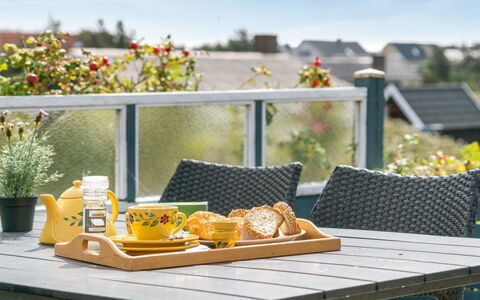 Stener - 250M from the Sea: Mobilia, Tavolo, Mobili Da Esterno, Sedia, Tavolo Esterno, Vaso Di Fiori, Cibo, Cucina & Sala Da Pranzo Tavolo, Frutta, Pianta Della Casa