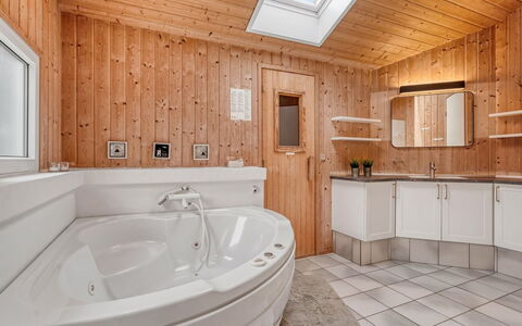 Heggi - 900M from the Sea: Idraulico Fixture, Legna, Pavimentazione, Interior Design, Soffitto, Pavimento, Vasca Da Bagno, Bagno, Idraulico, Camera
