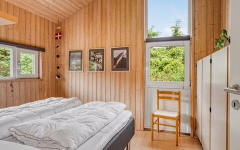 Heggi - 900M from the Sea: Legna, Interior Design, Camera Da Letto, Casa, Pavimento, Latifoglie, Soffitto, Letto, Color Legno, Porta
