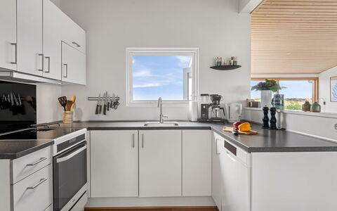 Legolas - 50M from the Sea: Cucina, Elettrodomestico Da Cucina, Controsoffitto, Apparecchio Major, Pavimentazione, Interior Design, Legna, Elettrodomestico, Cabinetry, Soffitto