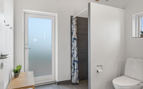 Legolas - 50M from the Sea: Pavimentazione, Pavimento, Idraulico Fixture, Bagno, Interior Design, Legna, Gabinetto, Toilet Seat, Idraulico, Camera