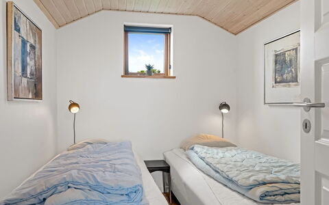 Legolas - 50M from the Sea: Parete, Camera Da Letto, Letto, Legna, Lenzuolo, Soffitto, Bedding, Pavimento, Interior Design, Telaio Del Letto