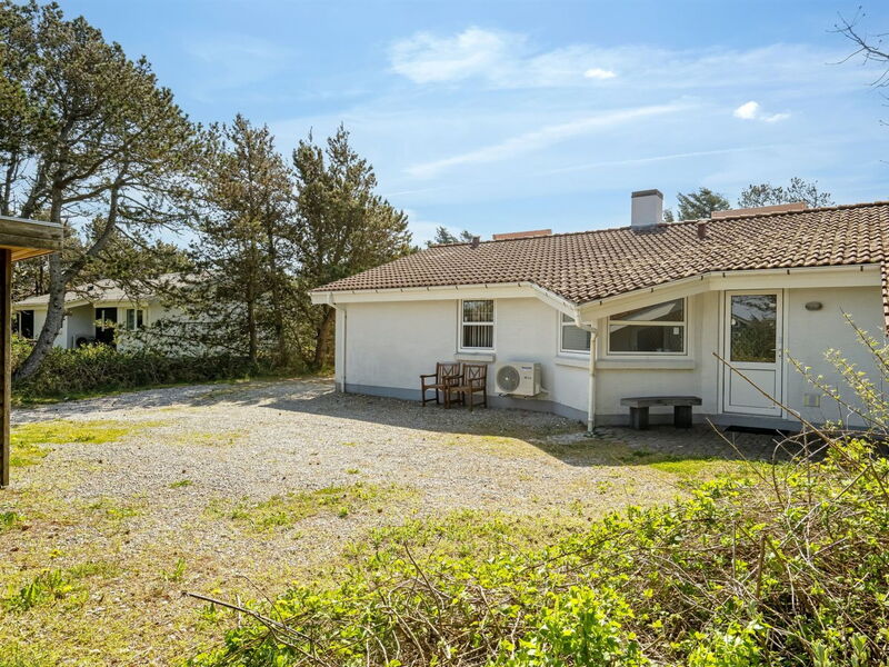 leoni - 500m From The Sea