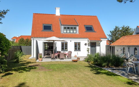 Shiva - 300M from the Sea: Tetto, Casa, Porta, Villetta, Shade, Raccordo, Cortile, Estate, Backyard