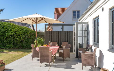 Shiva - 300M from the Sea: Tetto, Casa, Porta, Villetta, Shade, Raccordo, Cortile, Estate, Backyard
