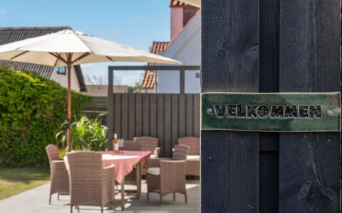 Shiva - 300M from the Sea: Tetto, Casa, Porta, Villetta, Shade, Raccordo, Cortile, Estate, Backyard