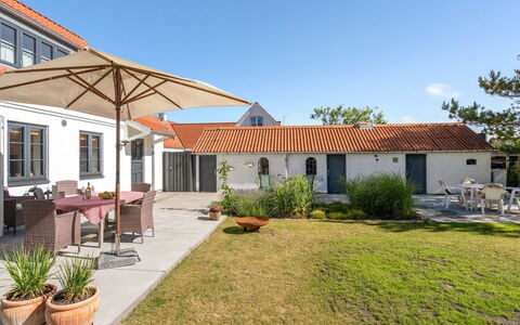 Shiva - 300M from the Sea: Tetto, Casa, Porta, Villetta, Shade, Raccordo, Cortile, Estate, Backyard