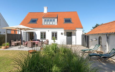 Shiva - 300M from the Sea: Tetto, Casa, Porta, Villetta, Shade, Raccordo, Cortile, Estate, Backyard