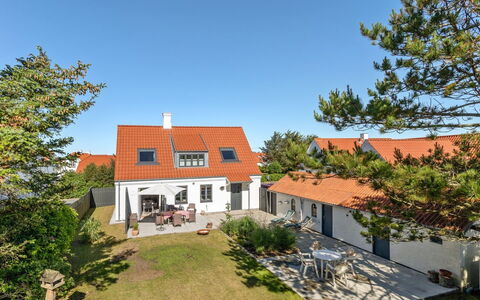 Shiva - 300M from the Sea: Tetto, Casa, Porta, Villetta, Shade, Raccordo, Cortile, Estate, Backyard